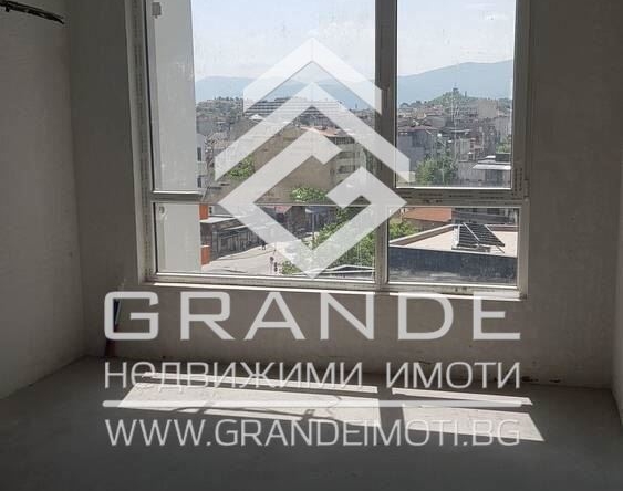 Тристаен нов апартамент-0